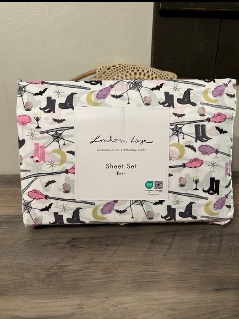New! LONDON KAYE Witches Boots, Bats TWIN SIZE HALLOWEEN Sheet